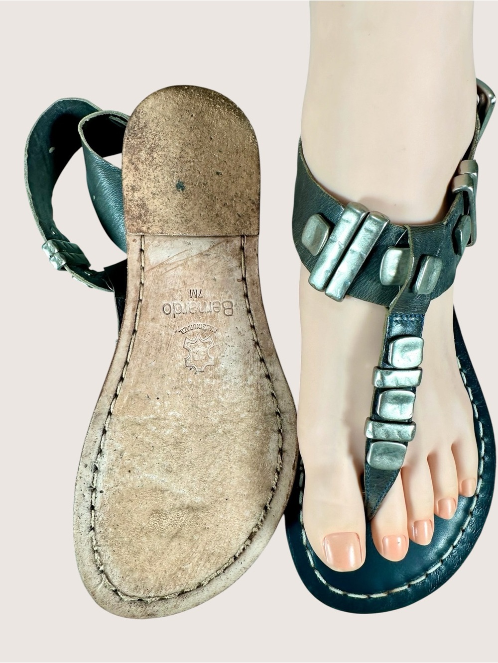Bernardo Milan Women’s Flat T-Strap Leather Sandals - Picture 9 of 9